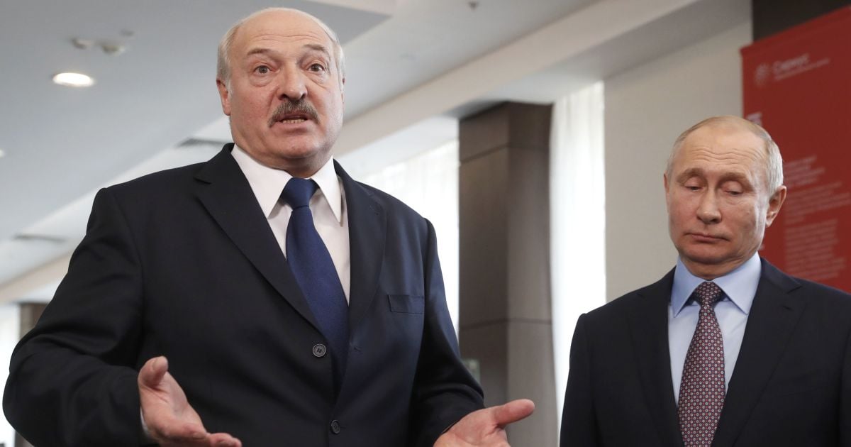 Лукашенко заявив, що Білорусь готова вакцинувати російським SputnikV українців