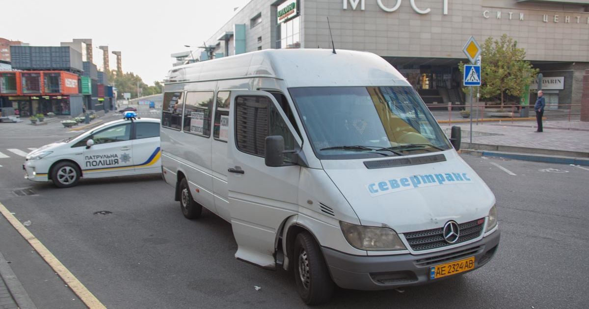 дівчина випала з маршрутки_4 / © dp.informator.ua