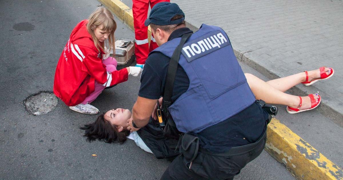 дівчина випала з маршрутки_2 / © dp.informator.ua