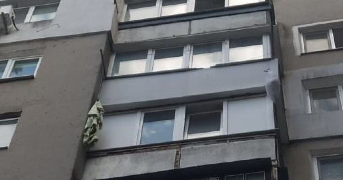В Одеській області жінка намагалася врятуватися з охопленої полум'ям квартири, але зірвалася з навісу (фото, відео)