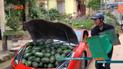 Вьетнамские предприниматели продают арбузы из багажника красной "Феррари"