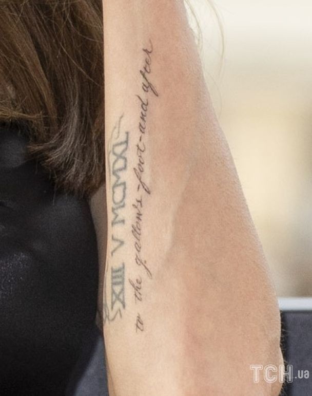 Татуированная спина Анджелины Джоли в центре рекламы парфюма