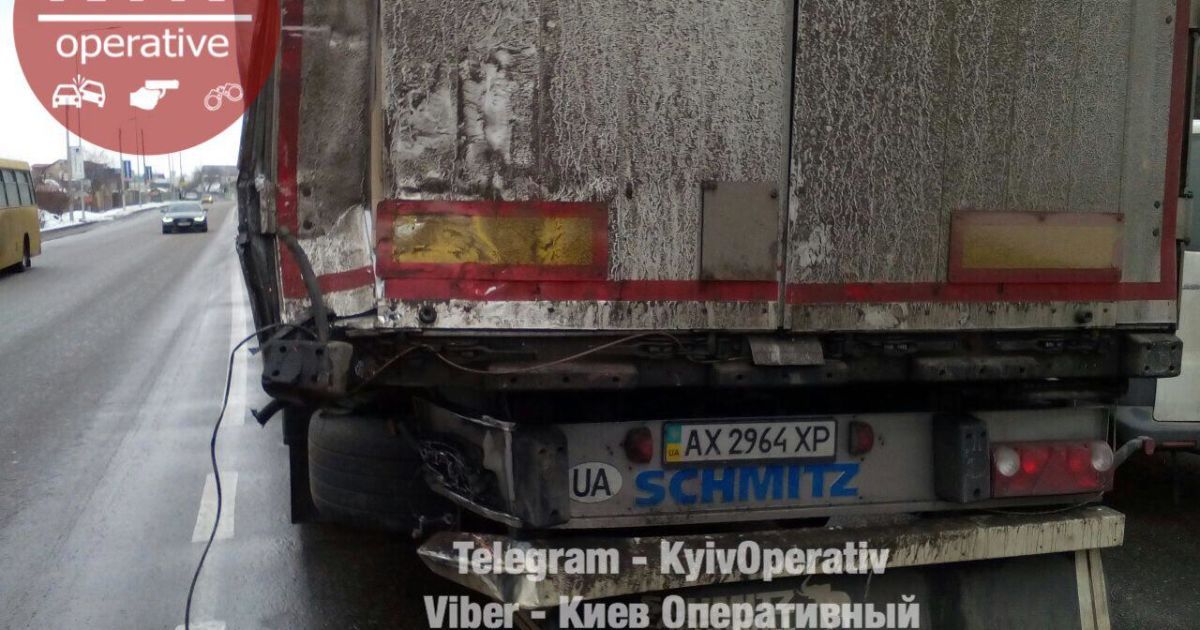 На Київщині внаслідок ДТП вантажівка протаранила ресторан_1 / © Facebook/Киев Оперативный