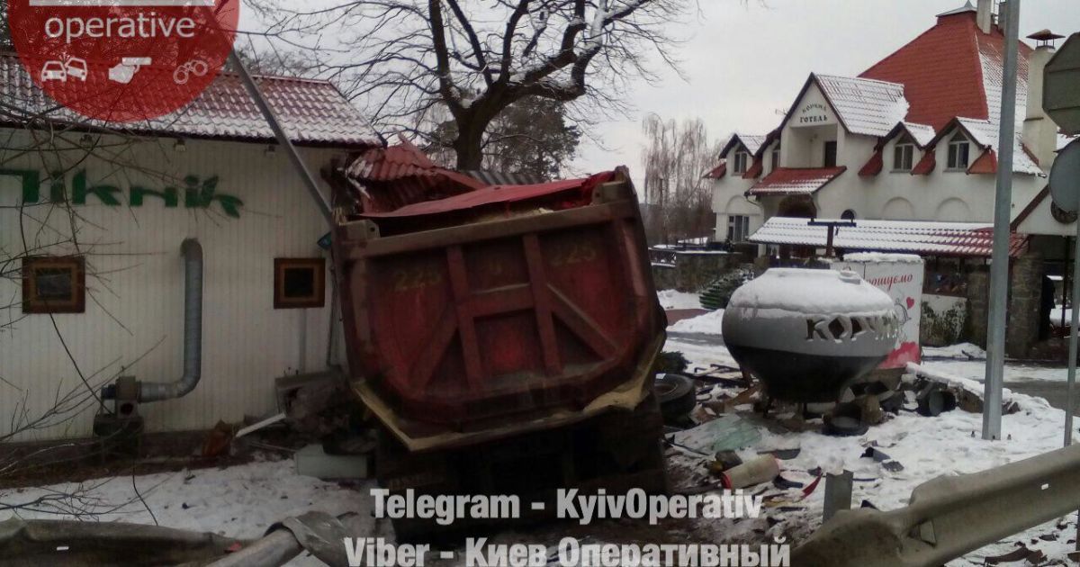 На Київщині внаслідок ДТП вантажівка протаранила ресторан_3 / © Facebook/Киев Оперативный