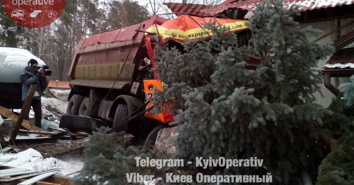 На Київщині внаслідок ДТП вантажівка протаранила ресторан_2 / © Facebook/Киев Оперативный