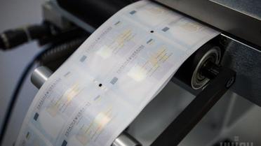 В Україні запустили виробництво пластикових паспортів / © УНІАН