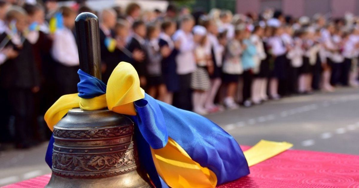 Однакові футболки та прогулянки Дніпром: у Києві для школярів пролунав останній дзвоник
