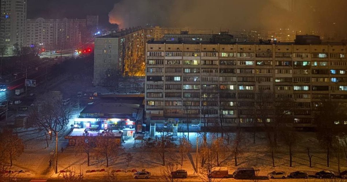 Рятувальники гасять пожежу у Києві