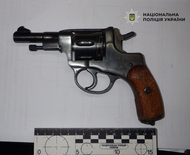 Вилучений у затриманого пістолет, який стріляє гумовими кулями / © Національна поліція Києва