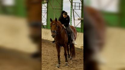 Камалія показала, як її донька зі зламаною ногою їздить верхи на коні