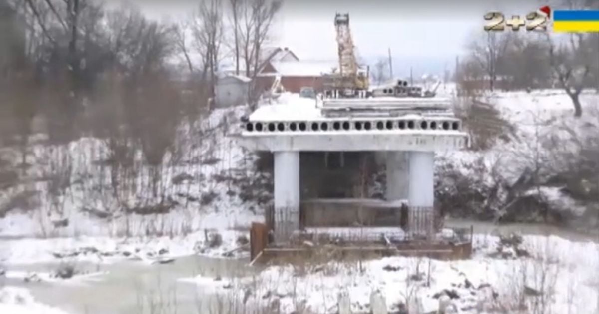 Буковинские чиновники уже шесть лет игнорируют ремонт разрушенного моста