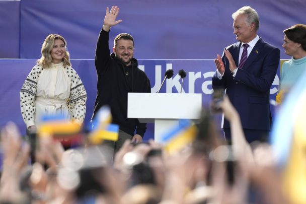 Президент України Володимир Зеленський у Вільнюсі з першою леді України Оленою Зеленською, лідером Литви Ґітанасом Науседою та першою леді Литви Діаною Науседене / © Associated Press