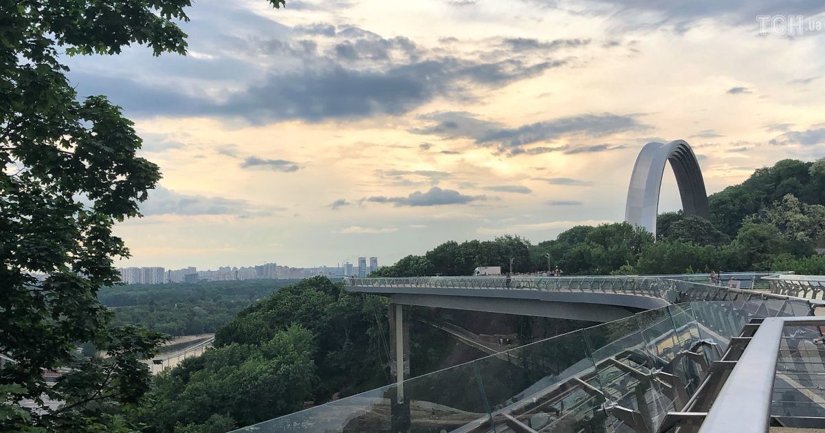 В Киеве ко дню города открыли пешеходно-велосипедный мост