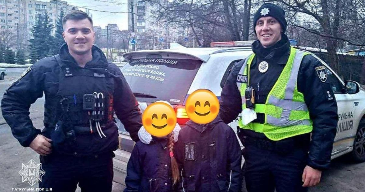 Запутался в веревках на высоте пяти метров: в Киеве патрульные полицейские спасли 8-летнего мальчика
