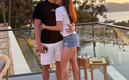 Герой сборной Украины Довбик горячо поцеловал жену на пляже: поклонницы в отчаянии