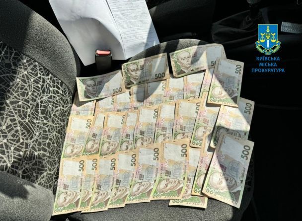За кожну фальшиву довідку чоловік брав по 15 тисяч гривень / Фото: Прокуратура міста Києва