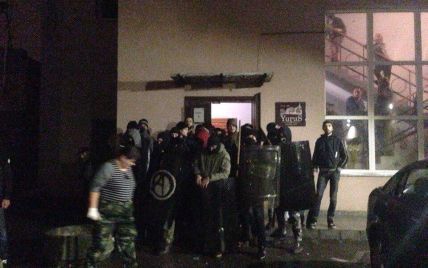 У Львові під вибухи петард відбулися масові сутички між активістами "Правого сектору" та анархістами