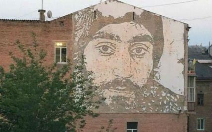 Величезний портрет героя Євромайдану Сергія Нігояна прикрасив центр Києва