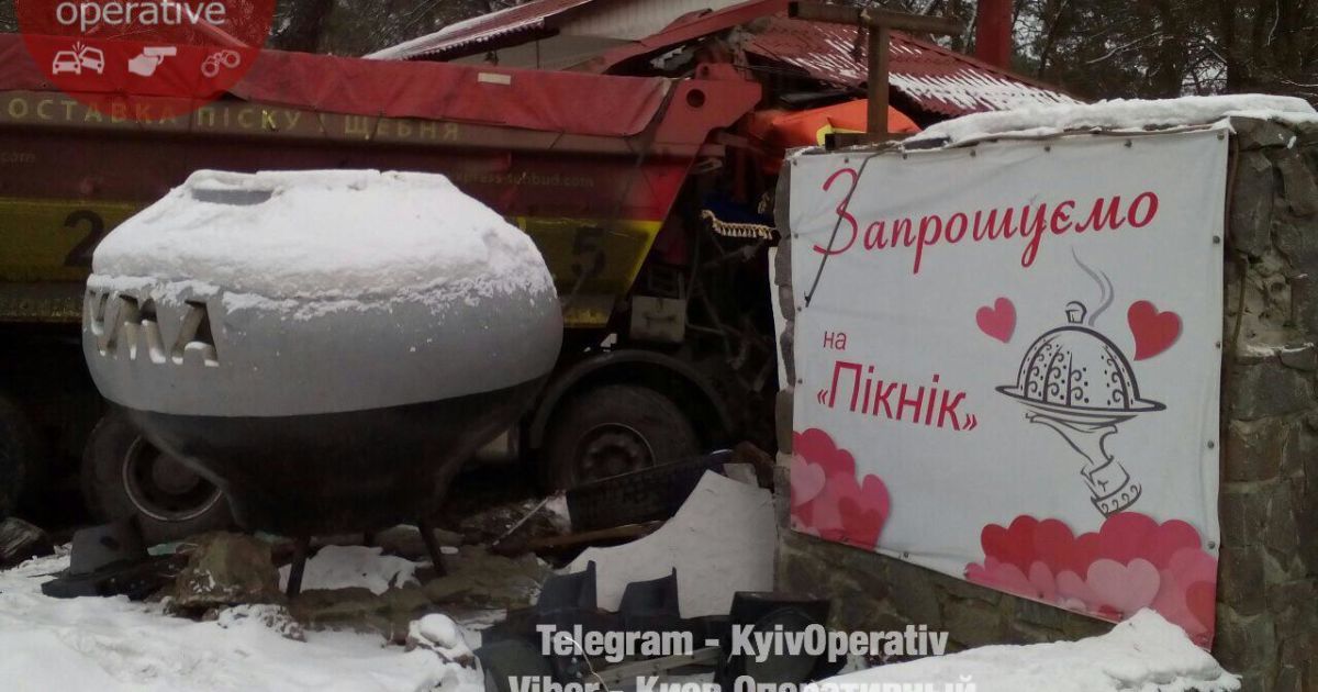 На Київщині внаслідок ДТП вантажівка протаранила ресторан_5 / © Facebook/Киев Оперативный