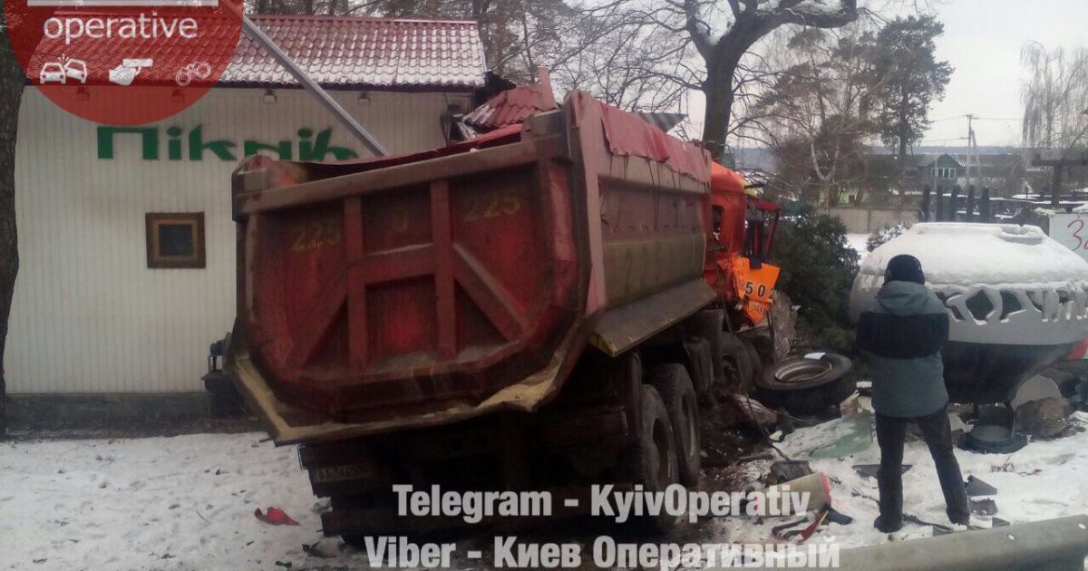 На Київщині внаслідок ДТП вантажівка протаранила ресторан_4 / © Facebook/Киев Оперативный