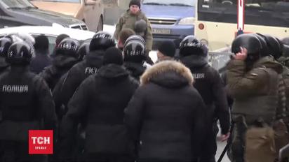 Труханову устроили "коридор позора" на выходе из суда