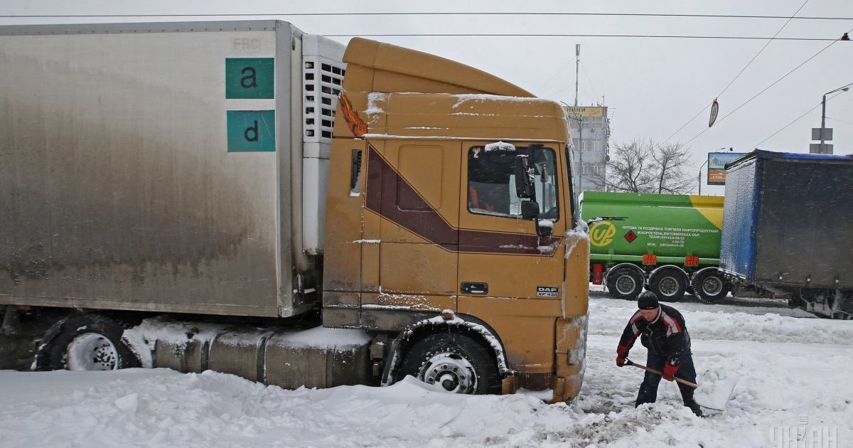 На въезде в Киев образовались многокилометровые очереди фур