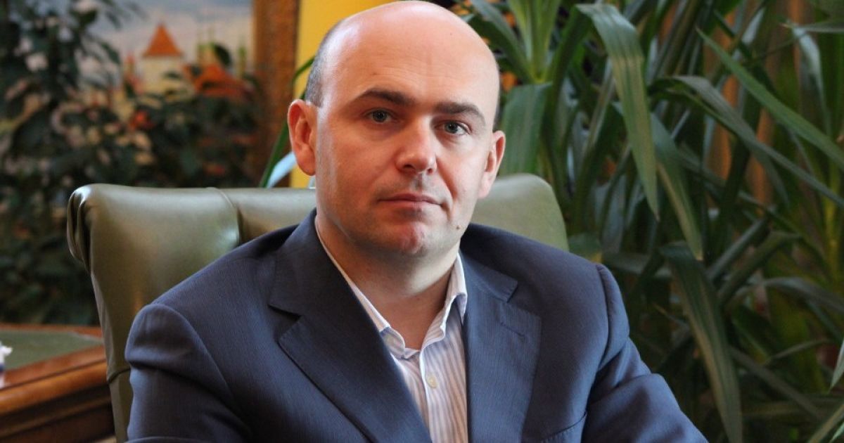 Во дворе дома Баляша взорвался пакет, который подбросили под прицеп автомобиля.