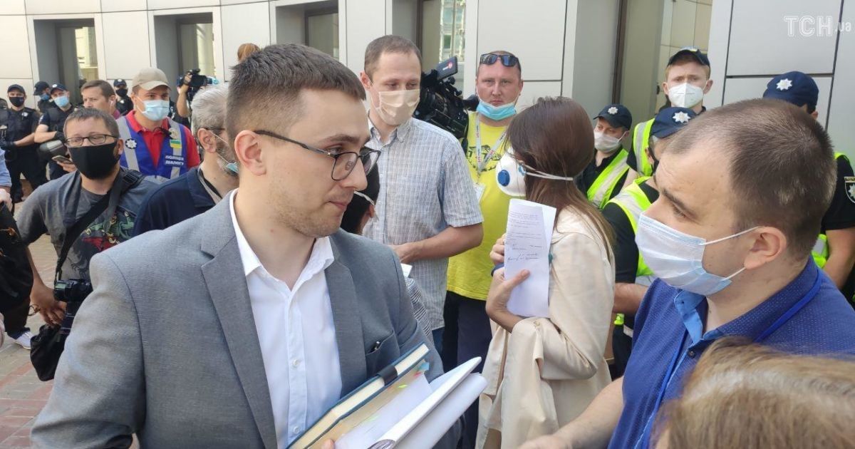 Кордон спецназовцев и трансляция на улице: в Киеве рассматривают апелляцию по Стерненко