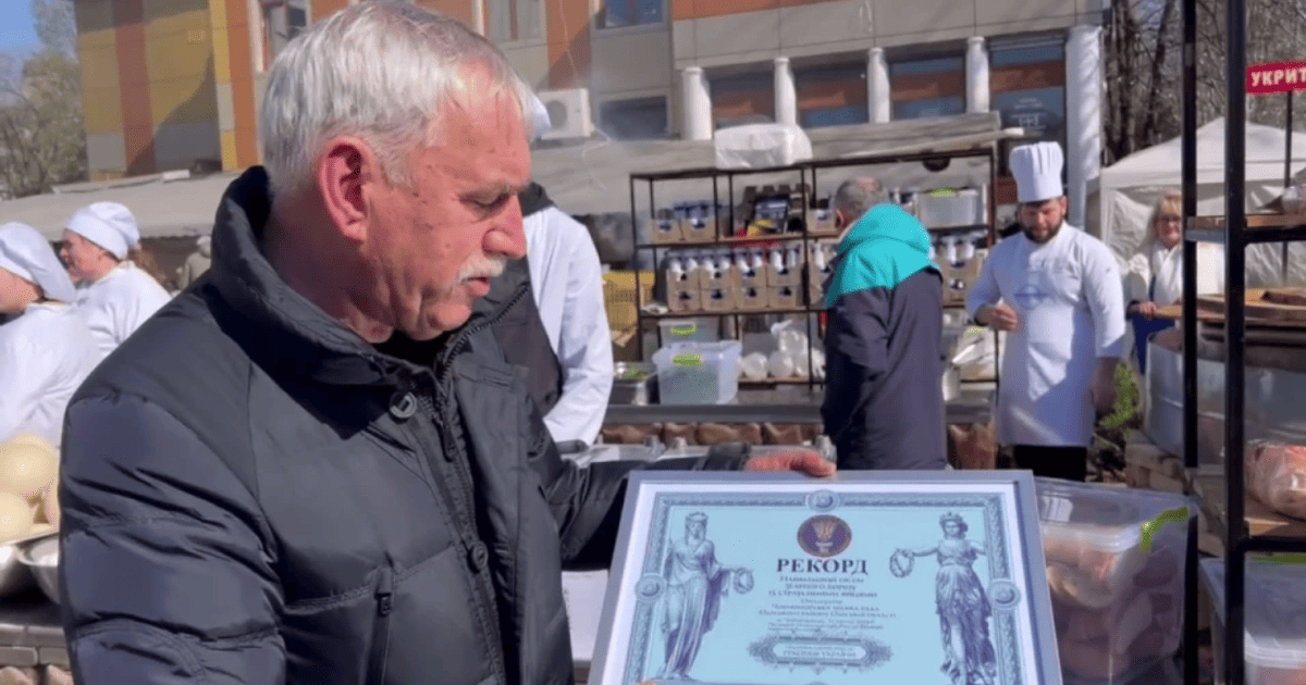 Мер Чорноморська Василь Гуляєв продемонстрував відповідний сертифікат