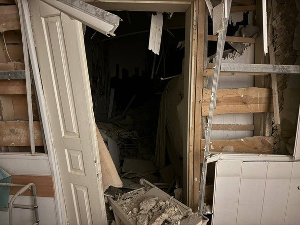 Через ворожу атаку потрощено будівлю закладу охорони здоровʼя. / © Голова Херсонської ОВА Олександр Прокудін.