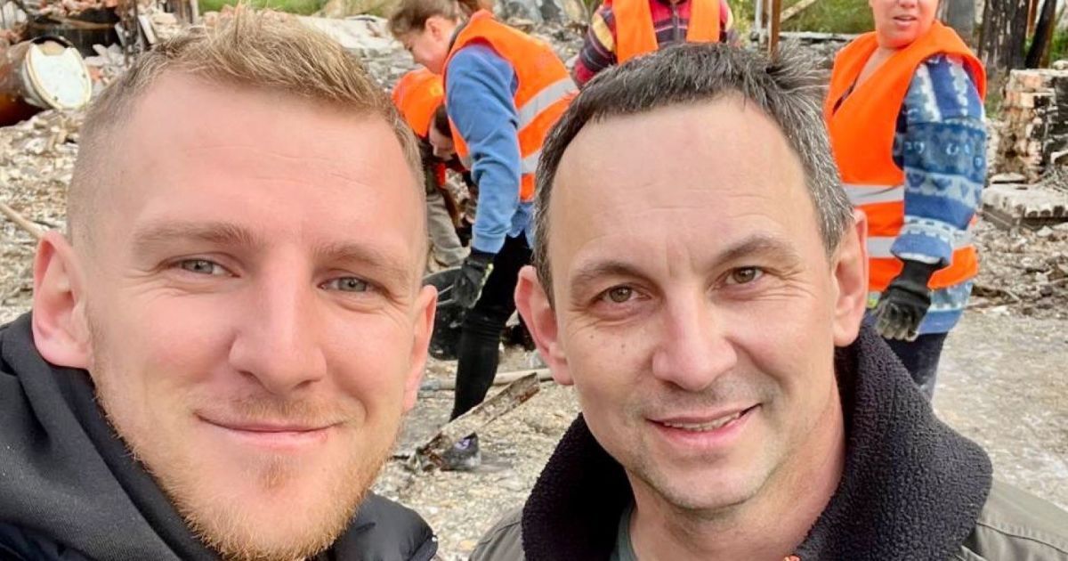 Волонтеры помогли Валерию Харчишину разобрать остатки его дома в Гостомеле
