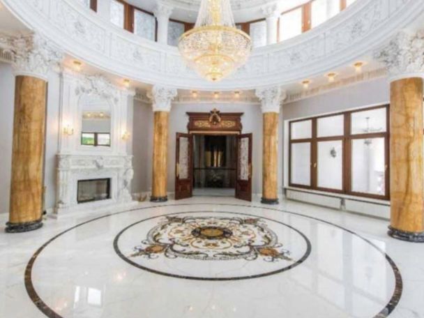 Ремонт у будинку виконано в класичному стилі / Фото: theone.com.ua