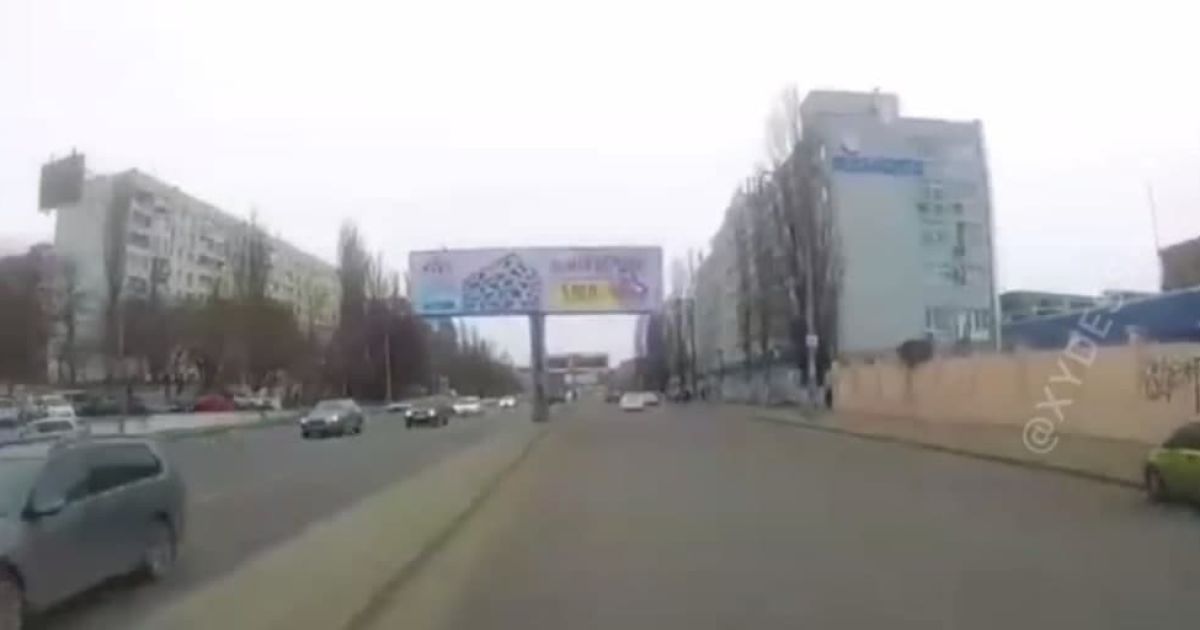 "Врятував ранок суботи": у Одесі водій на швидкості мчав тротуаром і "припаркувався" в стовп (відео)