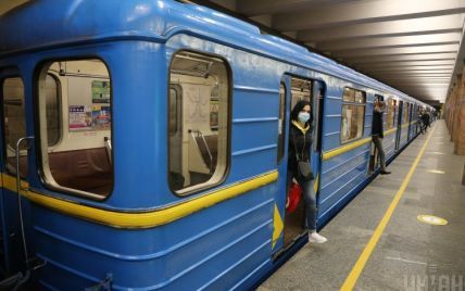 Могло закінчитися криваво: у Києві в метро чоловіки з'ясовували стосунки зі зброєю