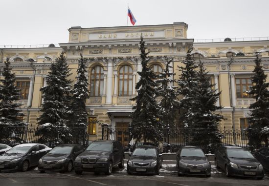 Від SWIFT не відключили майже половину російських банків, які обслуговують ОПК