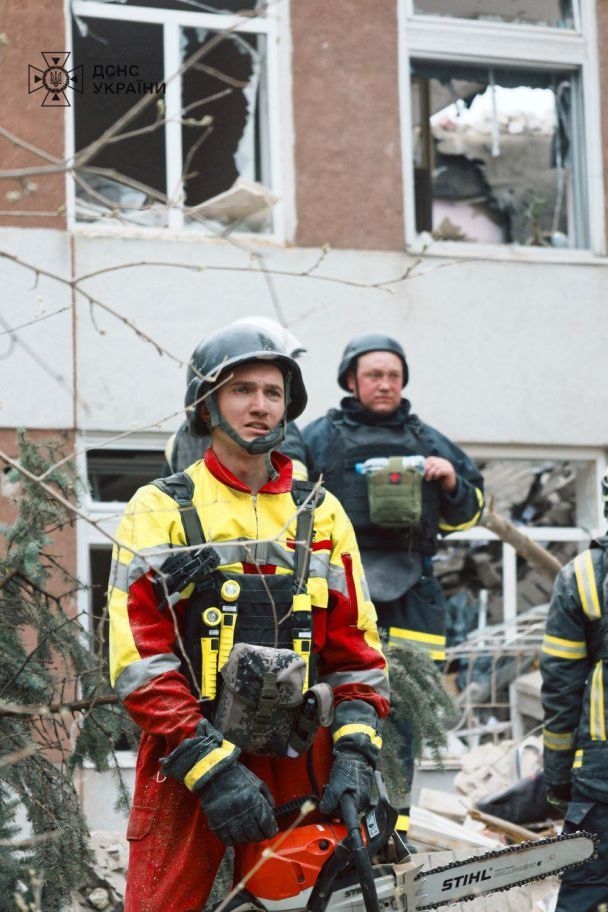 Рятувальники на місці прильоту у Чернігові / © 
