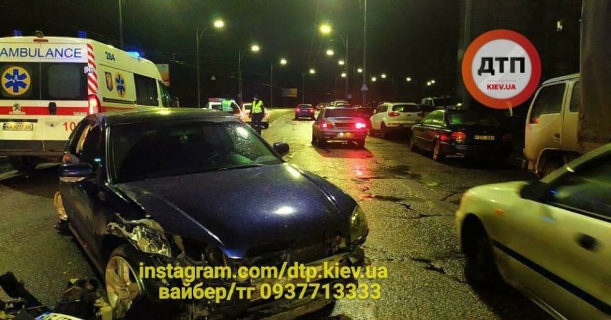 У Києві п’яний водій Subaru протаранив пів десятка авто