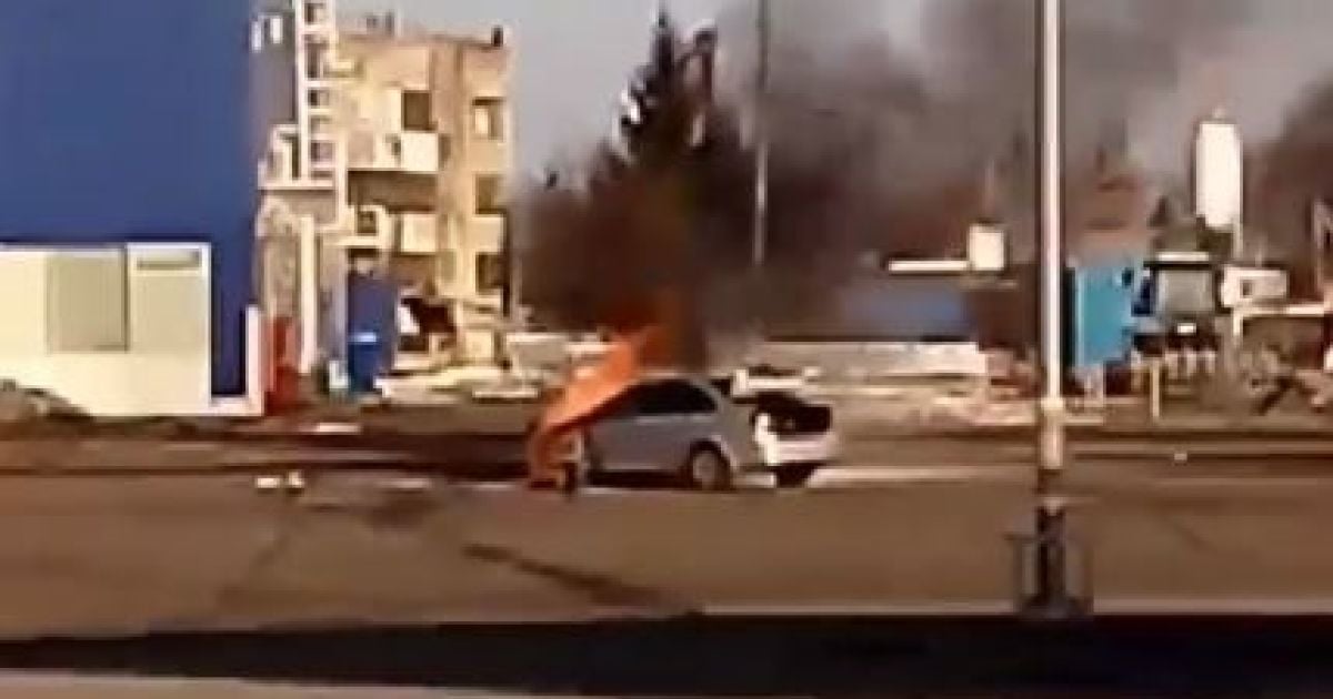 Во Львове на парковке ТЦ загорелся автомобиль