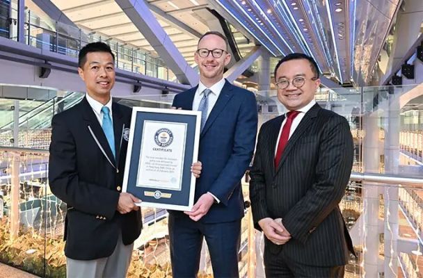 Едвард Монкрейфф, генеральний директор HSBC Life у Гонконгу та Макао, отримує сертифікат Книги рекордів Гіннеса як найцінніший поліс страхування життя / © guinnessworldrecords.com