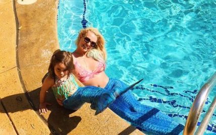 Бритни Спирс в образе русалки позирует у бассейна