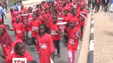 Дівчата провели марш в нігерійському місті Абуджа, щоб відзначити рік після викрадення 200 школярок