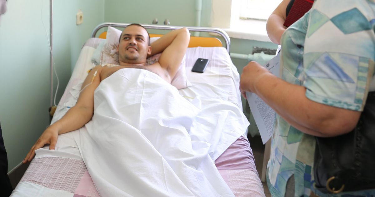 Справа графіті на підтримку Гандзюк. Князєв нагородив львівського поліцейського зброєю та квартирою