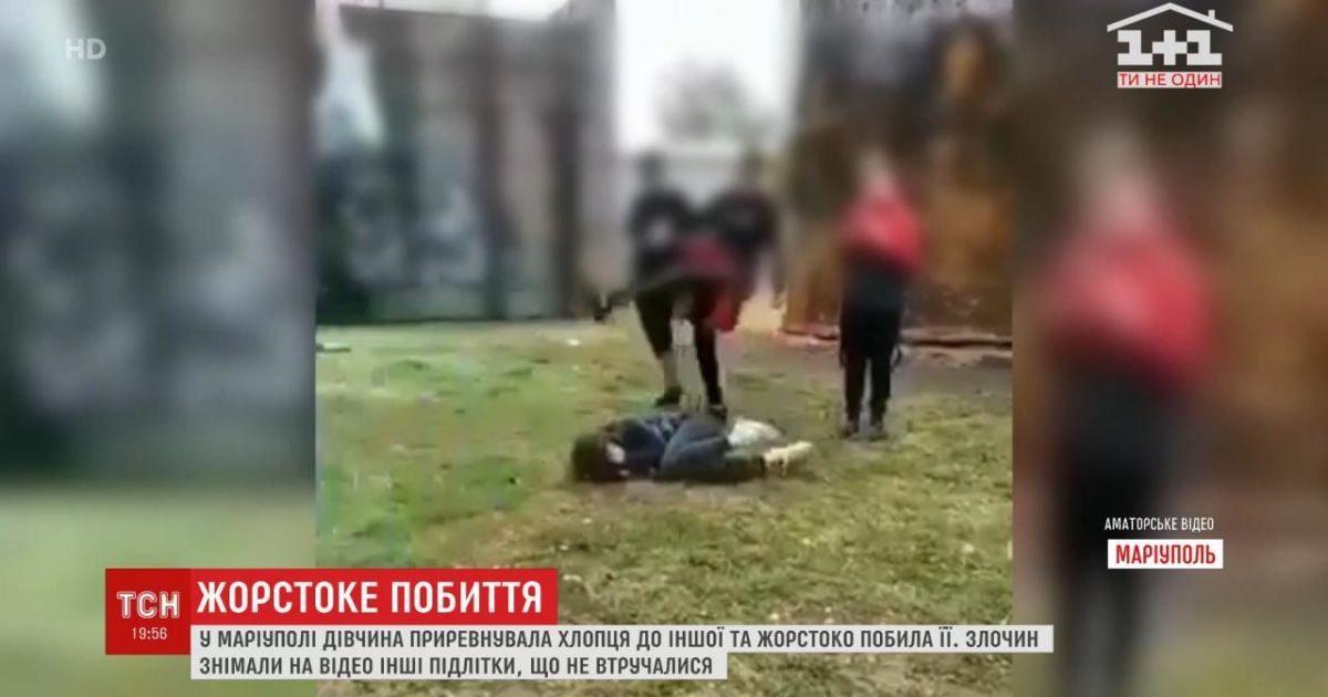 У Маріуполі школярка ногами побила ровесницю, бо приревнувала її до хлопця