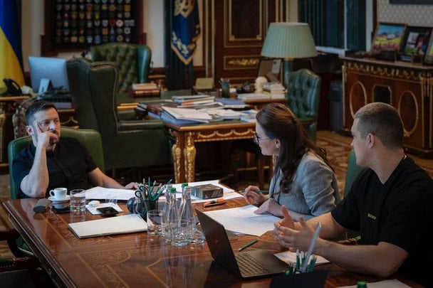 Первые шаги нового правительства: Зеленский провел совещание со Свириденко и Федоровым