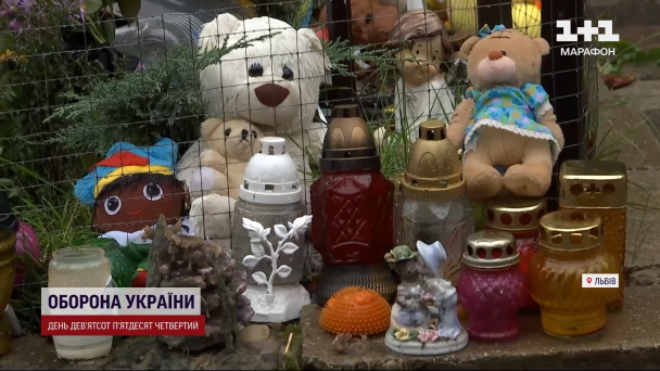 Люди приносять іграшки та квіти на місце російського обстрілу