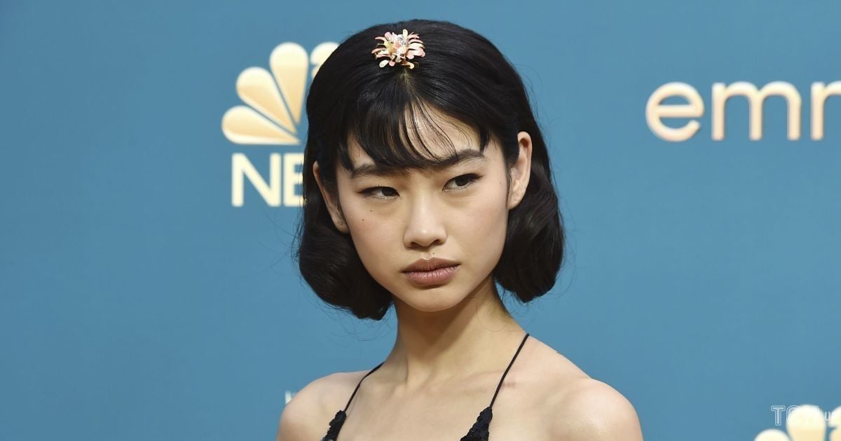 Звезда сериала "Игра в кальмара" в красивом платье вышла на красную ...