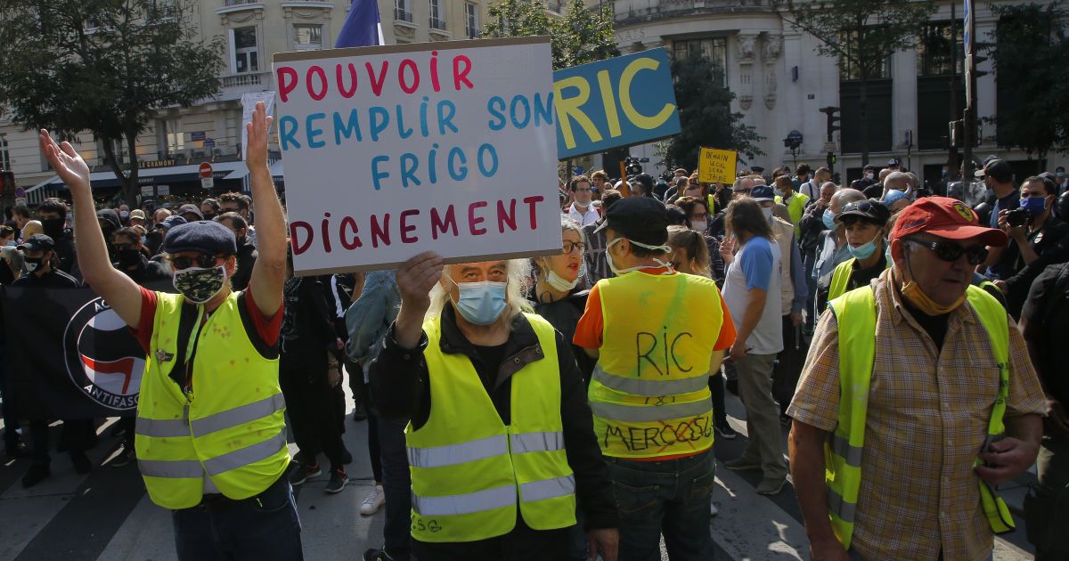 Знову палили шини та автівки: у Франції поновились масові акції "жовтих жилетів"