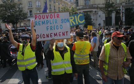 Знову палили шини та автівки: у Франції поновились масові акції "жовтих жилетів"