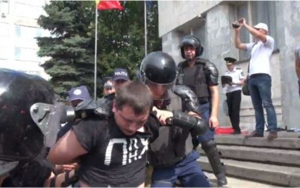Протестующие хотели ворваться в здание Генпрокуратуры / © publika.md