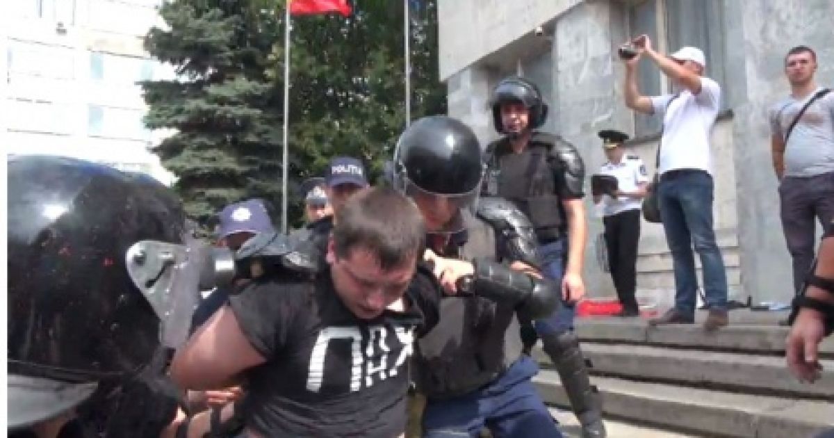 Протестующие хотели ворваться в здание Генпрокуратуры / © publika.md